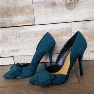High heel pumps with bow